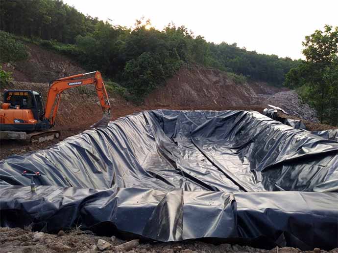 màng HDPE được sử dụng thi cong chống thấm hầm biogas sinh hoạc hiệu quả cao