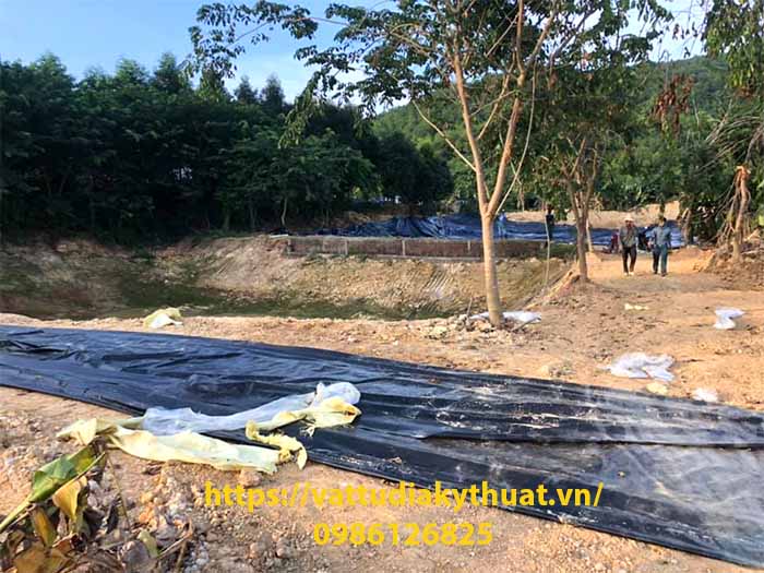 Hoạt động thi công lắp đặt màng HDPE cho hồ nước thải trại chăn nuôi tại Nghệ An