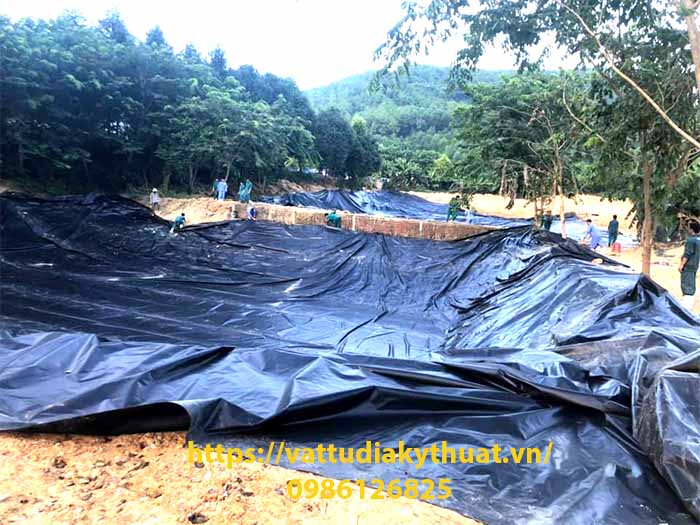 Hình ảnh thi công lắp đặt màng HDPE chống thấm hồ chứa nước thải trại chăn nuôi tại huyện Nam Đàn Nghệ An