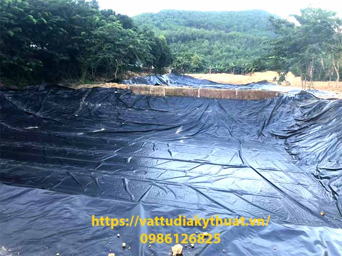 Hoàn thành thi coongmangf chống thấm HDPE cho hồ chứa nước thải trại chăn nuôi ở Nghệ An
