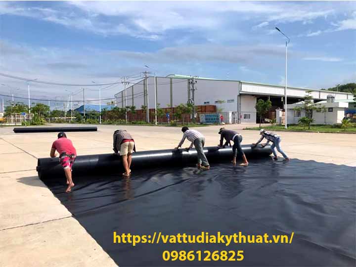 Công nhân tiến hành trải màng HDPE chống thấm bề mặt hồ chứa nước tại Phú Quốc - Kiên Giang