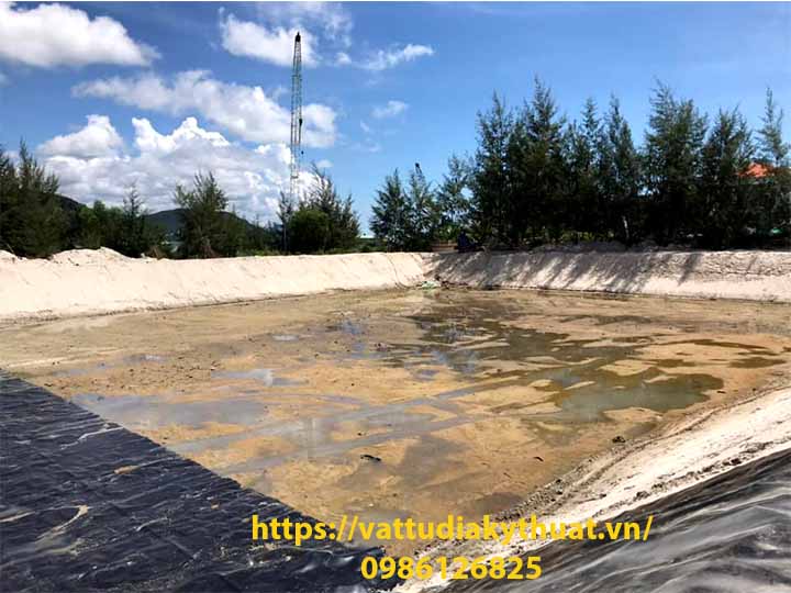Hoàn thành công tác chuẩn bị mặt bằng thi công màng chống thấm HDPE cho hồ chứa nước ngọt