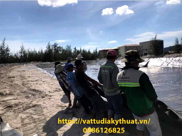 Trải mang chống thấm HDPE ra công trường hồ chứa nước ngọt trên đảo Phú Quốc