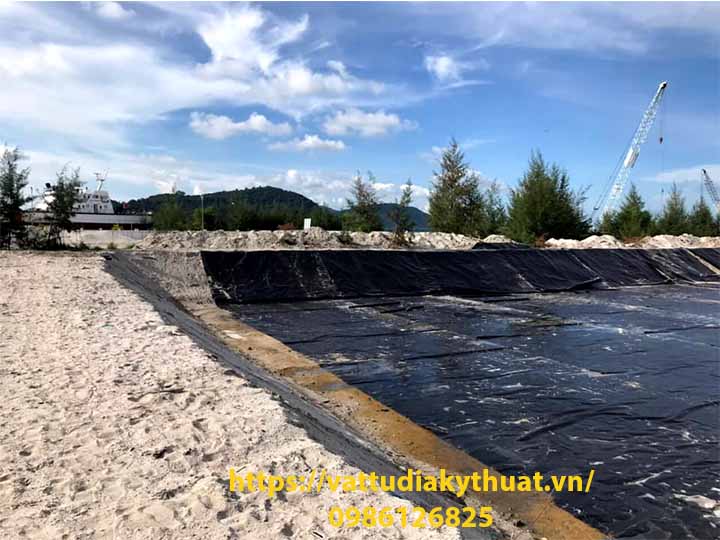 Màng HDPE chống thấm được trải và định vị bằng rãnh neo có dắp đất
