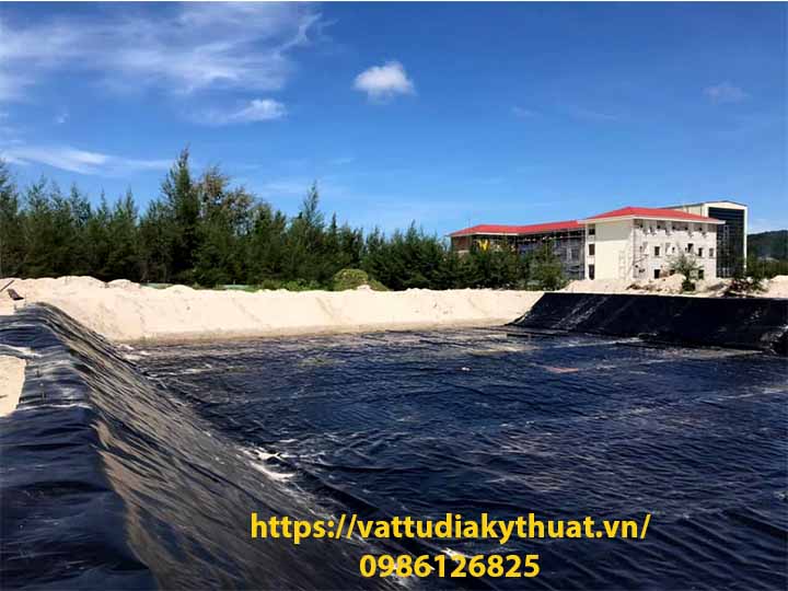 Các vị trí mép màng HDPE được định vị chắc chắn vào các rãnh neo