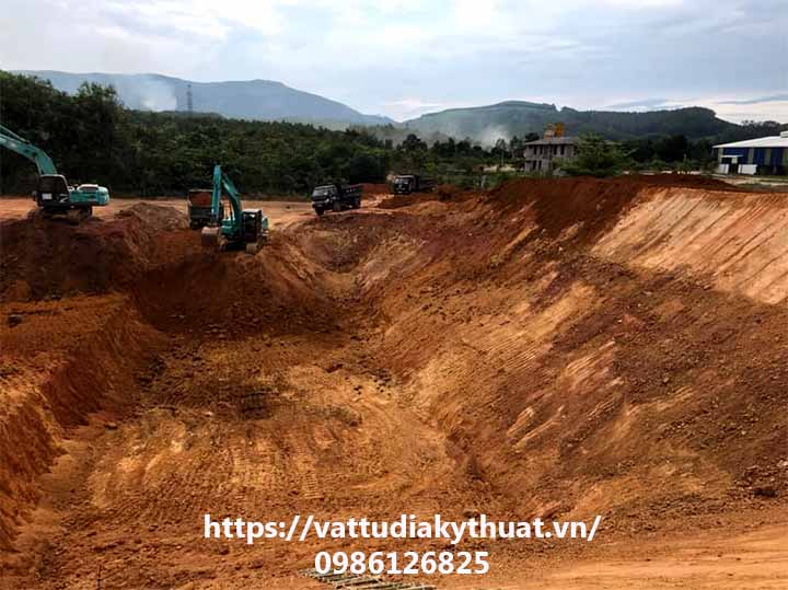 Công tác chuẩn bị mặt bằng khi thi công màng HDPE cho hố chôn lấp rác thải tại Đà Nẵng