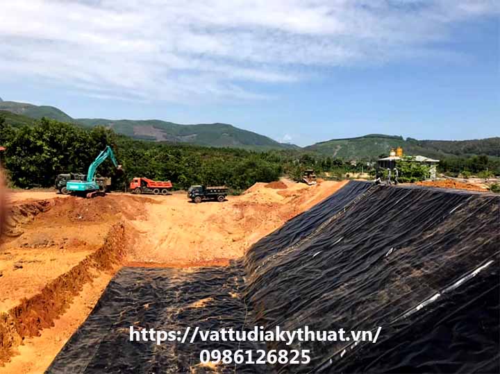 Công trường thi công màng HDPE cho hố chôn lấp rác thải tại Đà nẵng