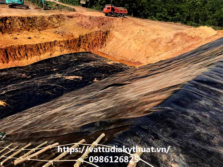 Công tác trải lắp đặt màng HDPE cho hố chôn lấp rác thải sinh hoạt ở Đà Nẵng