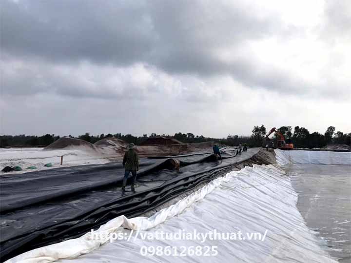 Sử dụng vải địa kỹ thuật gia cố nền móng rồi mới trải màng HDPE chống thấm