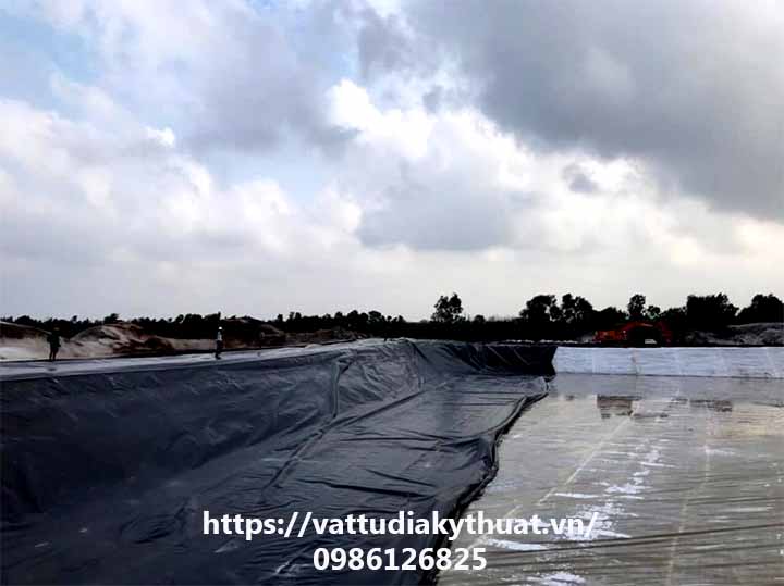 Trải màng HDPE lên lớp vải địa gia cố nền đất yếu tại công trình hồ chứa nước ở Huế