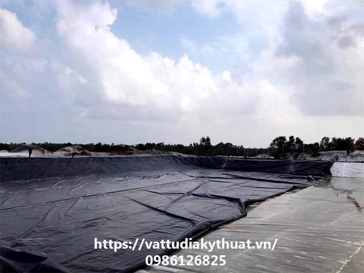 Thi công trải màng HDPE cho hồ chứa nước tại huyện Phong Didenf, Huế