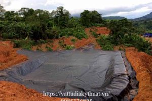 Thi công bạt lót hồ chứa chất thải tại Quảng Trị