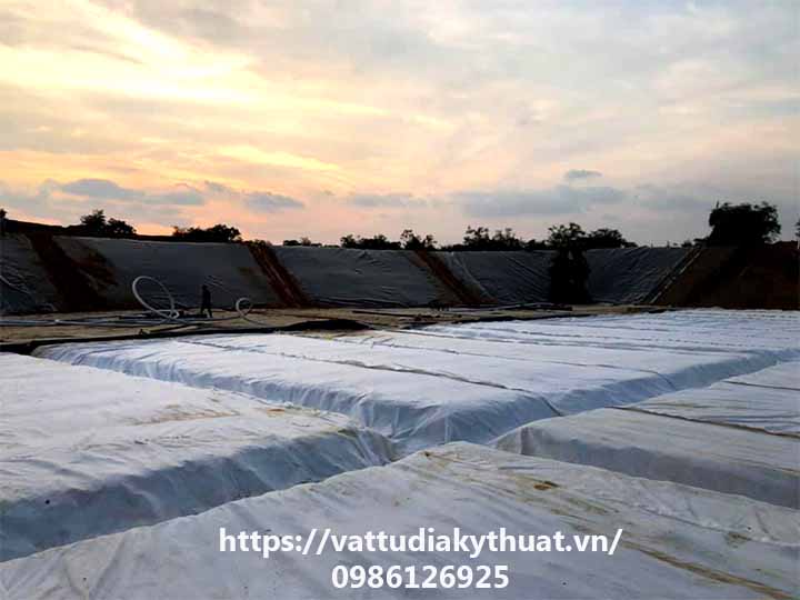 Vải địa kỹ thuật tăng cường khả năng chịu lực nền đất khi thi công màng HDPE