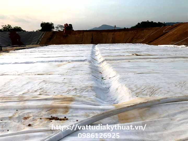 Gia cố nền đất yếu bằng vải địa kỹ thuật khi thi công hồ xử lý nước thải