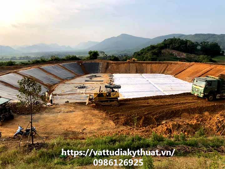 Thi công màng HDPE hồ xử lý nước thải tại Thanh Hóa sau khi gia cố nền đất bằng vải địa