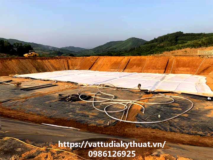 Quá trình thi công màng HDPE cho hồ xử lý nước thải nhà máy sợi ở Cẩm thủy thanh Hóa