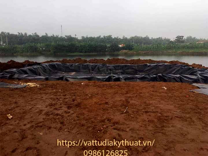 Thi công kéo trải bạt HDPE lót hồ nuôi cá tại Duy Tiên, Hà Nam