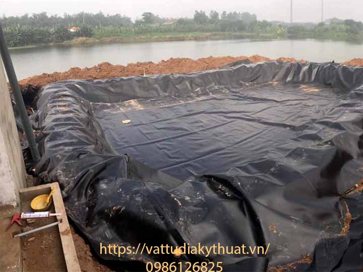 Các vị trí rãnh neo được gia cố bằng đất khi lót bạt cho hồ nuôi cá tại Hà nam
