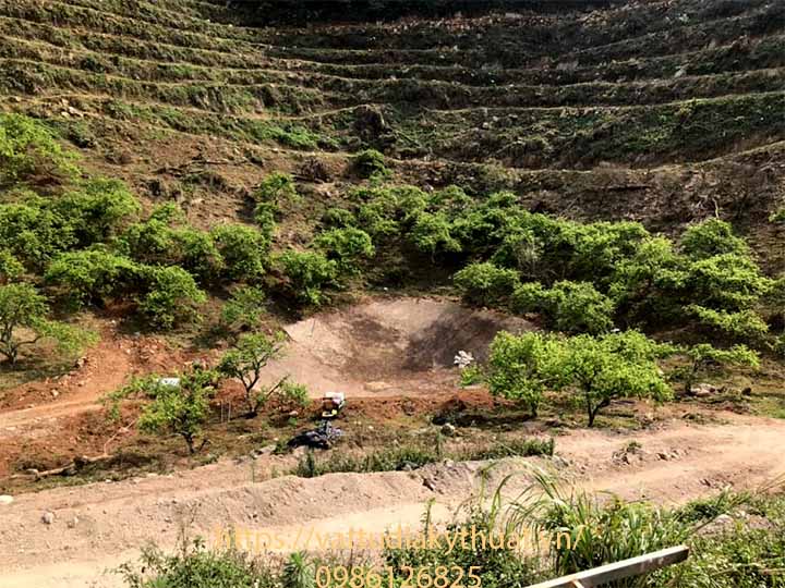 Chuẩn bị mặt bằng thi công bạt HDPE ót hồ chứa nước tưới cây tại Mộc Châu, sơn la