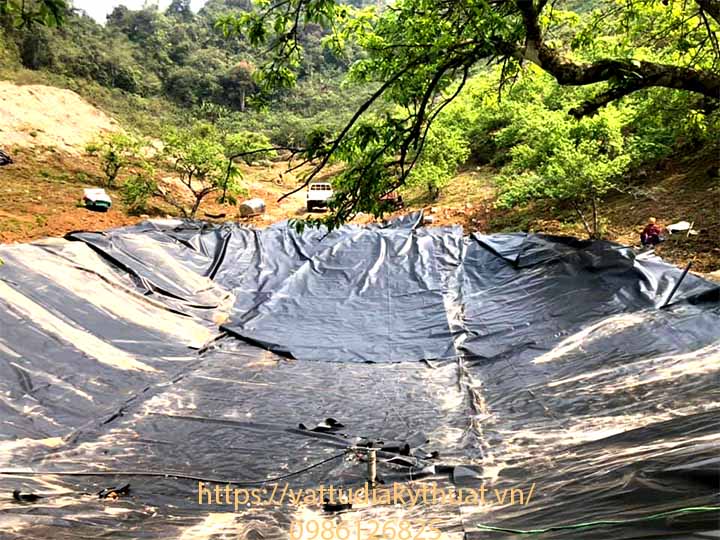 Trải và hàn bạt HDPE lót hồ chứa nước tưới cây tại Mộc Châu, sơn la