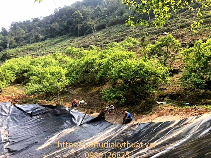 Sử dụng bạt HDPE 1.0 mm thi công lót hồ chứa nước tưới cây tại Mộc Châu, sơn la
