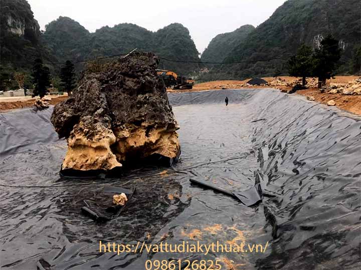 Hình ảnh thi công bạt HDPE lót hồ cảnh quan tại Tam Điệp, Ninh Bình