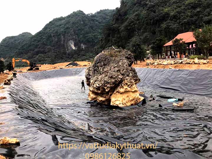 Thi công kéo trải và hàn bạt nhựa HDPE đảm bảo chất lượng cho hồ cảnh quan ở Ninh bình