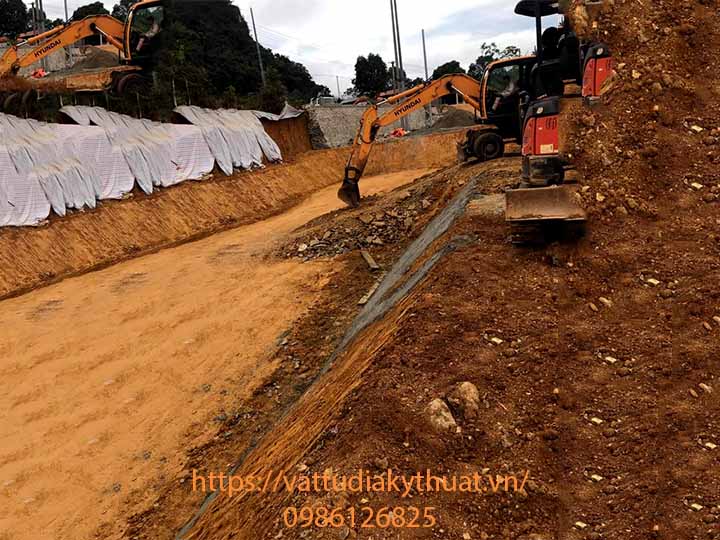 Đào đắp định hình trước khi thi công bạt HDPE lót hồ chứa nước tại TP Sơn La