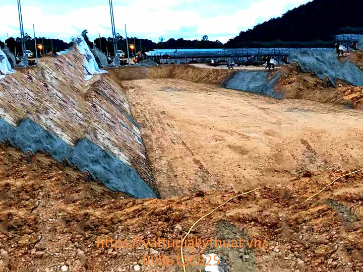 Tiến hành thi cong trải bạt HDPE cho hồ chứa nước tại Sơn La