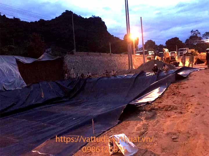 Màng bạt nhựa HDPE được lắp đặt vào đúng vị trí cần thiết trong hồ chứa nước tại TP Sơn La