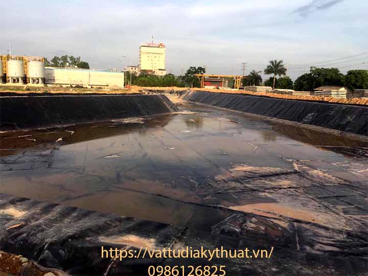 Quá trình kéo trải, hàn màng HDPE chống thấm được thực hiện đảm bảo tiêu chuẩn kỹ thuật
