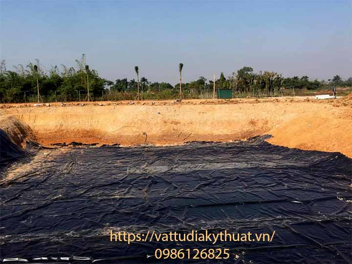 Quá trình trải bạt HDPE lót hồ chứa nước tại huyện Gia Lam, Hà Nội