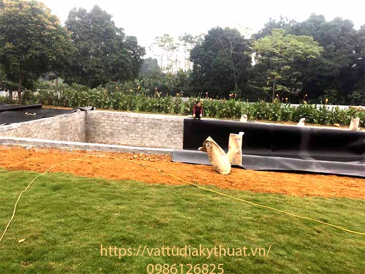 Công tác kéo trải bạt nhựa lót hồ cảnh quan tại Chương Mỹ, hà Nội