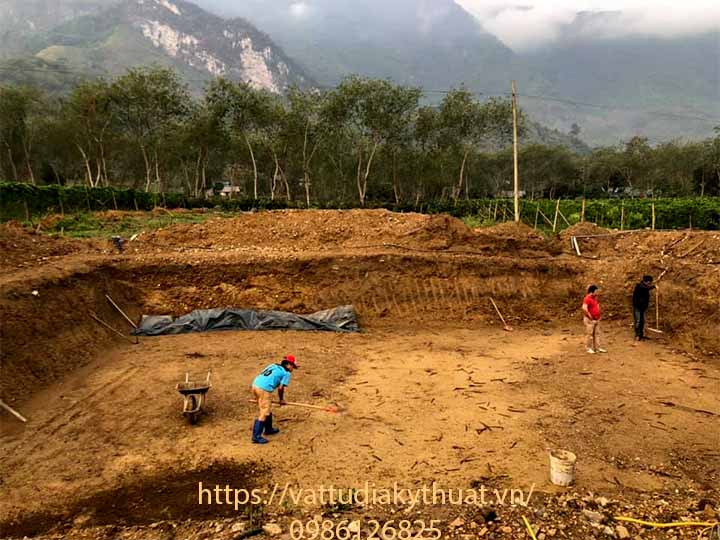 Chuẩn bị mặt bằng thi công bạt lót hồ trữ nước tưới tại Mường Ảng, Điện Biên