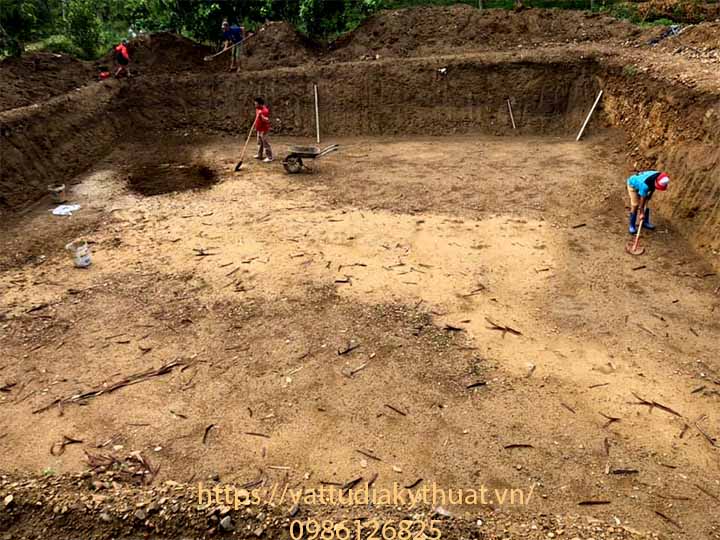 Chuẩn bị mặt bằng trải màng HDPE tại Điện Biên Công tác chuản bị mặt bằng được thực hiện tốt trước khi tiến hành thi công trải bạt nhựa HDPE