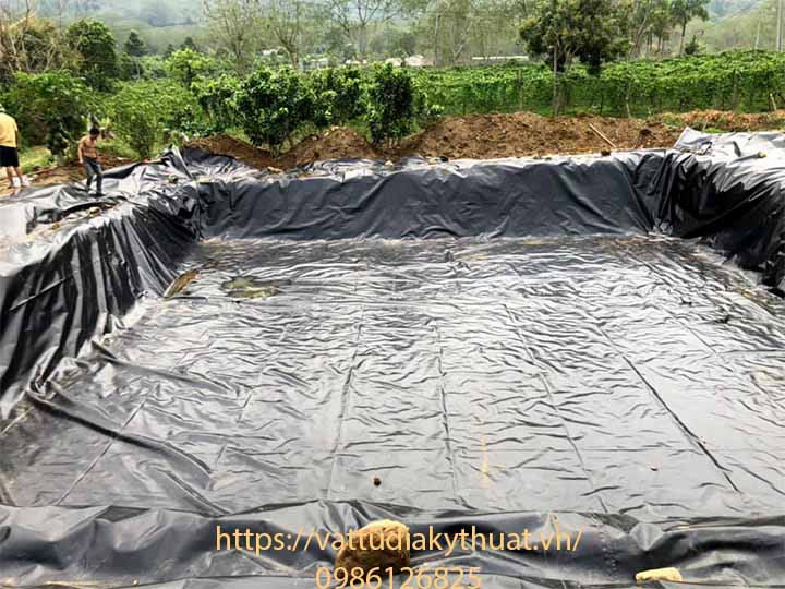 Thi công kéo trải bạt nhựa HDPE Bạt nhưa HDPE được kéo trải đảm bảo chất lượng và tiêu chuẩn kỹ thuật tốt nhất