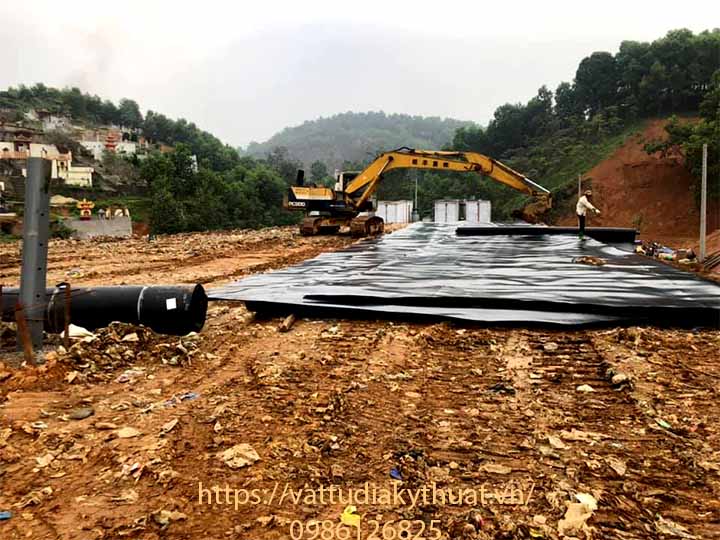 Khu vực thi công lót bãi chôn lấp rác bằng màng chống thấm HDPE tại yên Bái