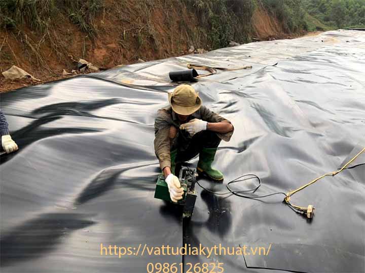 Công nhân kỹ thuật thi công hàn màng chống thấm HDPE tại yên Bái cho bãi chôn lấp rác thải
