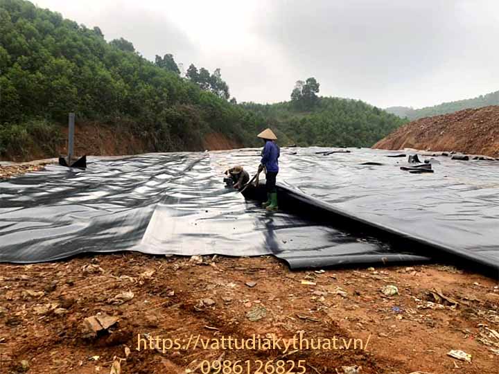 Kéo phủ màng chống thấm HDPE cho bãi chôn lấp rác thải tại yên Bái hiệu quả cao