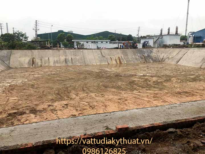 Công tác đào đắp định hồ hồ chứa nước thải dùng màng chống thấm HDPE tại Quế Võ, Bắc ninh