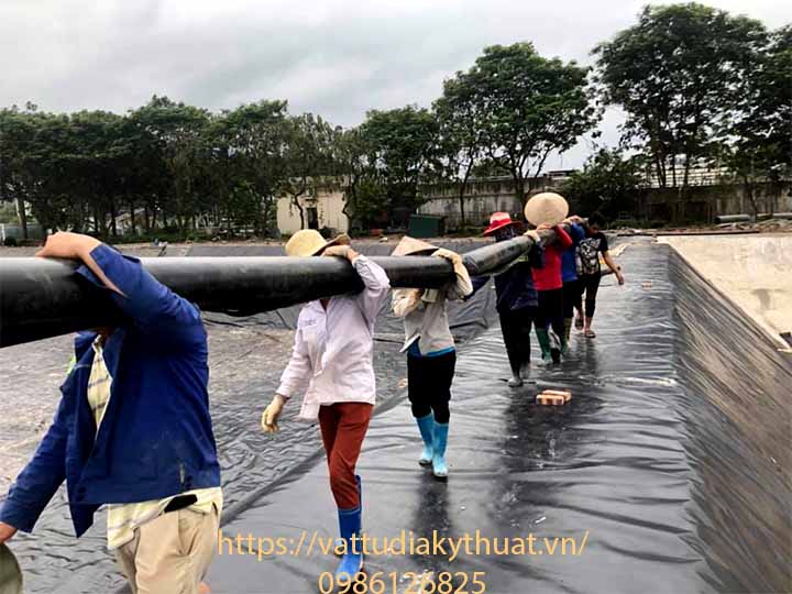 Vận chuyển màng HDPE chống thấm ra địa điểm thi công hồ chứa nước thải tại huyện Quế Võ, Bắc ninh