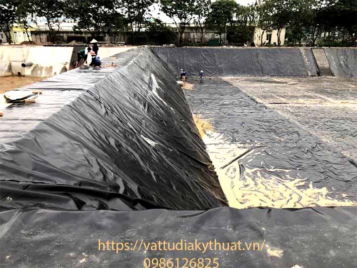 Quá trình thi công màng chống thấm HDPE lót hồ chứa nước thải công nghiệp tại Bắc Ninh được giám sát tốt