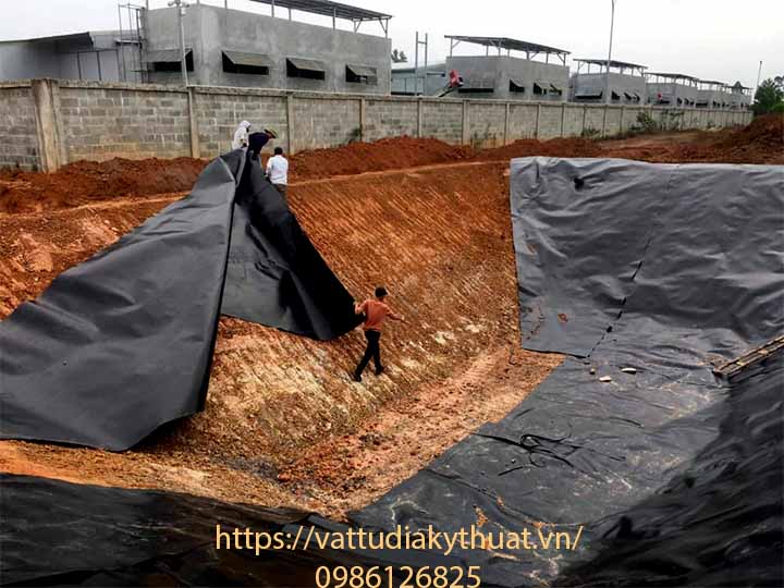 Sử dụng màng chống thấm HDPE dày 2mm để xây dựng hệ thống xử lý chất thải chăn nuôi tại Phú Thọ