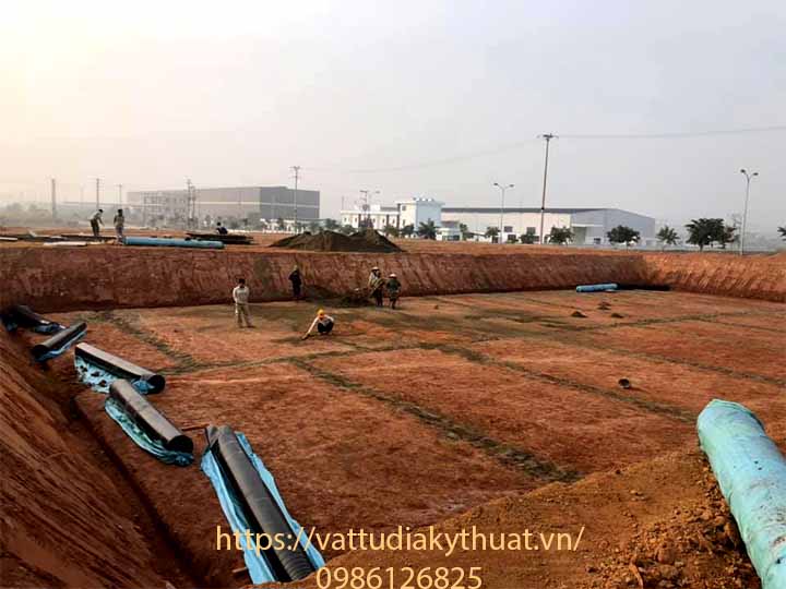 Đảm bảo yêu cầu về mặt bằng để thi công lót màng bạt nhựa HDPE cho hồ xử lý nước thải tại Bỉm sơn, Thanh Hóa