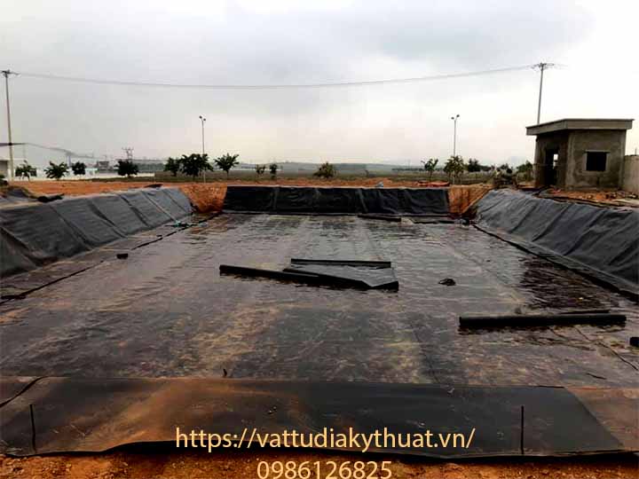 Triển khai thi công lót màng bạt nhựa HDPE hồ xử lý nước thải tại bỉm sơn, Thanh hóa đúng tiến độ