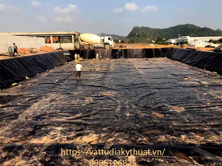 Quá trình kéo trải màng bạt nhựa HDPE lót hò chứa và xử lý nước thải tại bỉm sơn, thanh Hóa