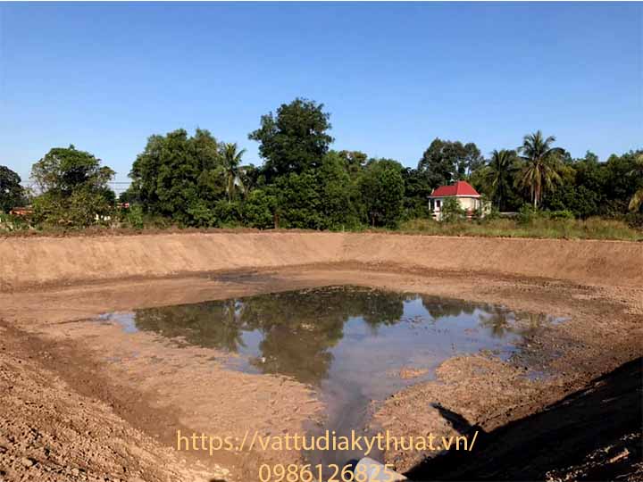 Khu vực thi công lót hồ chứa nước bằng màng chống thấm HDPE 1mm tại Gia Lai