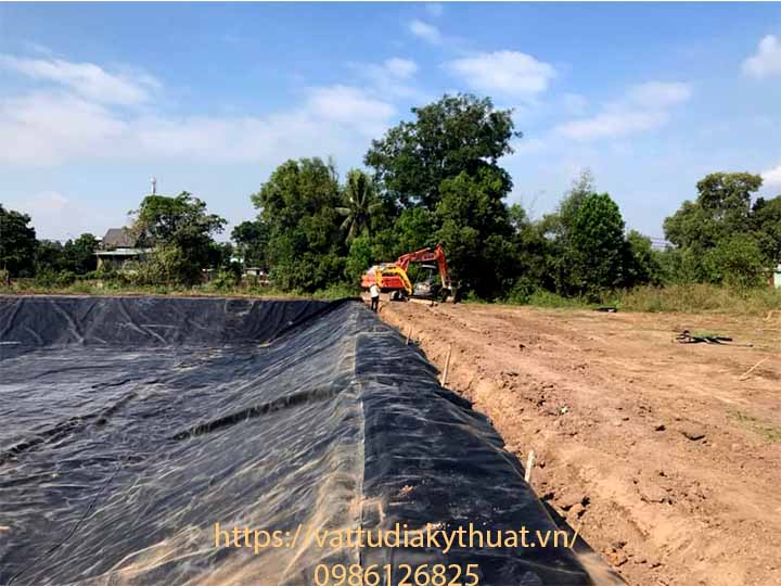 Vị trí rãnh neo được thi công cẩn trọng để giúp giữ chắc bạt trong quá trình sử dụng