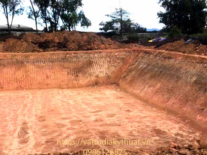 Chuẩn bị mặt bằng hồ chứa nước lót màng chống thấm DHPE 1.5mm tại Kon Tum