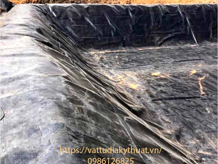 Quá trình lót hồ chứa nước bằng màng chống thấm HDPE 1.5mm tại Kon tum diễn ra khẩn trương